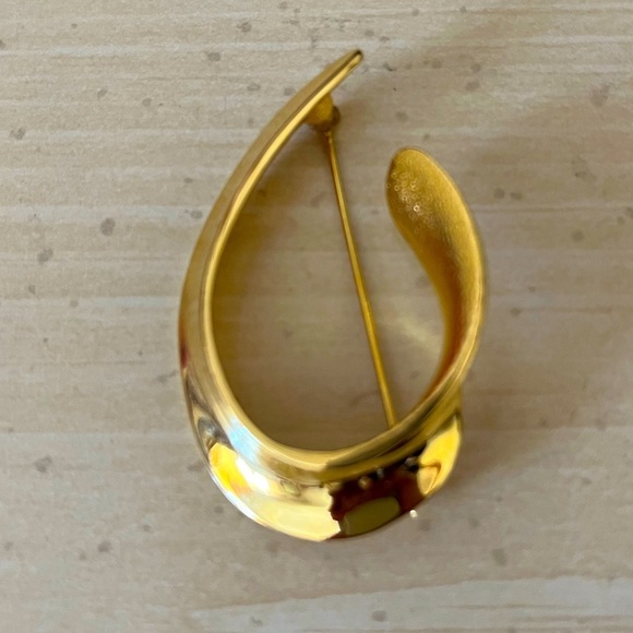 VINTAGE JONES NEW YORK CURLED ABSTRACT GOLD TONE FASHION BROOCH - Picture 2 of 4